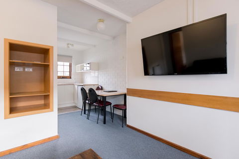 Bay Hotel Apartments - Mackay Tourism 36