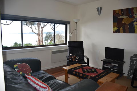 Beachside Taroona With Spa - Mackay Tourism 6