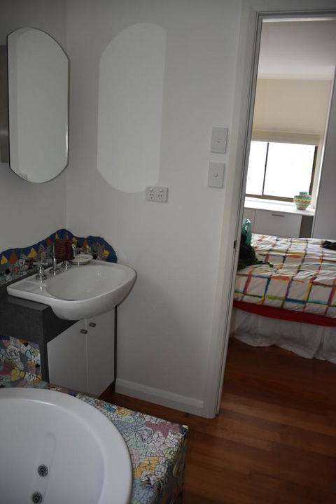 Beachside Taroona With Spa - Mackay Tourism 4