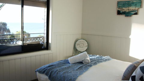 KINGFISHER COTTAGE Beachfront At The Binalong Bay - Mackay Tourism 11