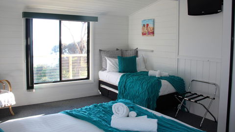 KINGFISHER COTTAGE Beachfront At The Binalong Bay - Mackay Tourism 5