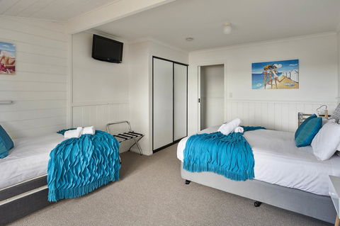 KINGFISHER COTTAGE Beachfront At The Binalong Bay - Mackay Tourism 3