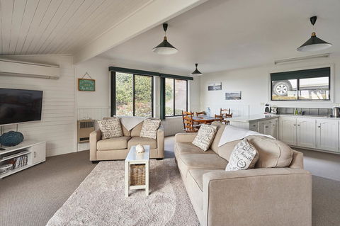 KINGFISHER COTTAGE Beachfront At The Binalong Bay - Mackay Tourism 4