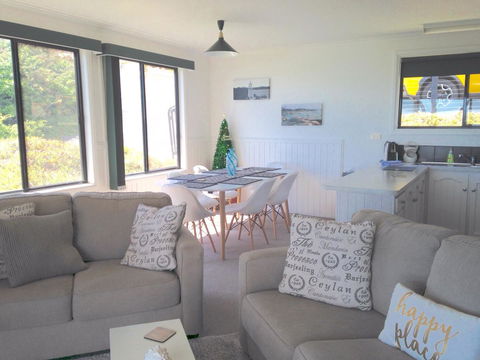 KINGFISHER COTTAGE Beachfront At The Binalong Bay - Mackay Tourism 24
