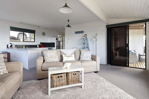 KINGFISHER COTTAGE Beachfront At The Binalong Bay - Mackay Tourism 22