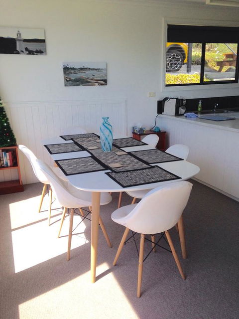 KINGFISHER COTTAGE Beachfront At The Binalong Bay - Mackay Tourism 14