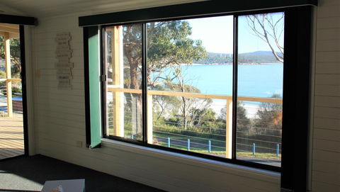 KINGFISHER COTTAGE Beachfront At The Binalong Bay - Mackay Tourism 13