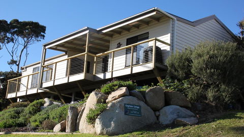 KINGFISHER COTTAGE Beachfront At The Binalong Bay - Mackay Tourism 0