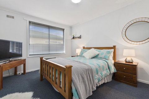 Elkie Villa - 2 Bedroom Unit - Burnie - Mackay Tourism 1