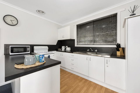 Elkie Villa - 2 Bedroom Unit - Burnie - Mackay Tourism 3
