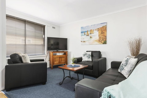 Elkie Villa - 2 Bedroom Unit - Burnie - Mackay Tourism 5