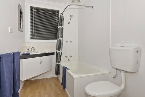Elkie Villa - 2 Bedroom Unit - Burnie - Mackay Tourism 6
