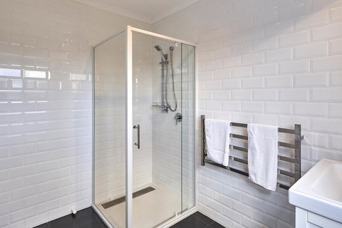 DOLPHIN LOOKOUT COTTAGE - Amazing Views Of The Bay Of Fires - Mackay Tourism 3