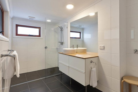 DOLPHIN LOOKOUT COTTAGE - Amazing Views Of The Bay Of Fires - Mackay Tourism 2