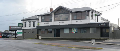 Bridge Hotel - Mackay Tourism 0