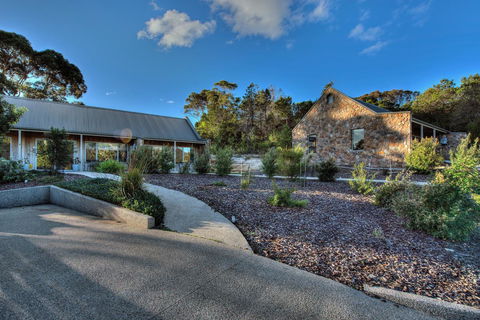 Freycinet Stone Studio 4 - Granite - Mackay Tourism 9