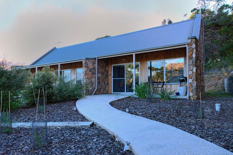 Freycinet Stone Studio 4 - Granite - Mackay Tourism 6