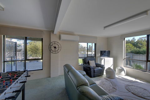 The Lookout ~ Large Family House With Views - Mackay Tourism 3