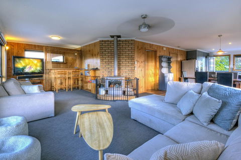 The Lookout ~ Large Family House With Views - Mackay Tourism 4