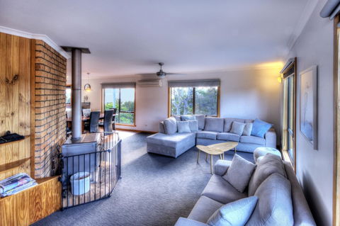 The Lookout ~ Large Family House With Views - Mackay Tourism 12