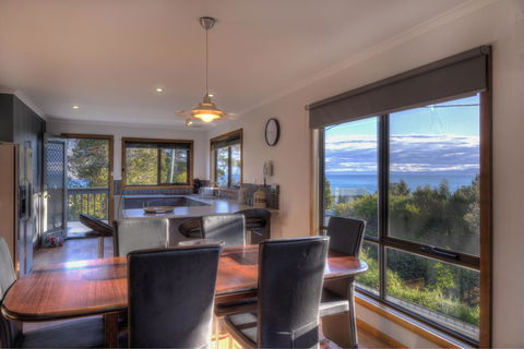 The Lookout ~ Large Family House With Views - Mackay Tourism 6
