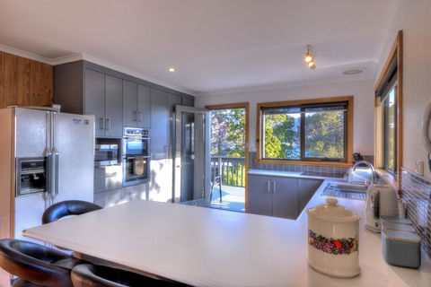 The Lookout ~ Large Family House With Views - Mackay Tourism 10