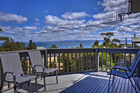 The Lookout ~ Large Family House With Views - Mackay Tourism 0