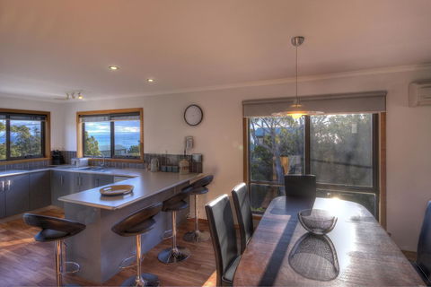 The Lookout ~ Large Family House With Views - Mackay Tourism 14