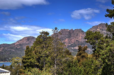 The Lookout ~ Large Family House With Views - Mackay Tourism 5