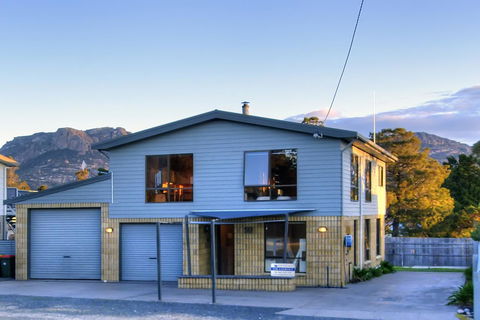 The Lookout ~ Large Family House With Views - Mackay Tourism 15