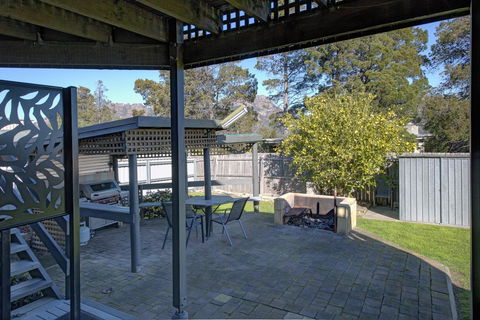 The Lookout ~ Large Family House With Views - Mackay Tourism 1
