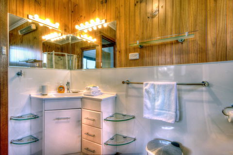 The Lookout ~ Large Family House With Views - Mackay Tourism 8