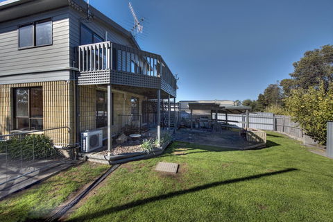 The Lookout ~ Large Family House With Views - Mackay Tourism 2