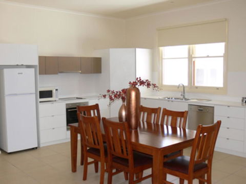 The Victoria Apartments - Mackay Tourism 21