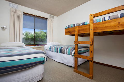 Eastern Beach Holiday Units - Mackay Tourism 6