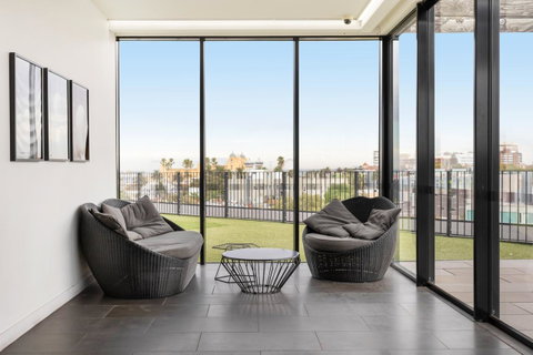 Modern Apartment In The Heart Of St Kilda - Mackay Tourism 17