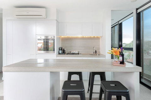 Modern Apartment In The Heart Of St Kilda - Mackay Tourism 0