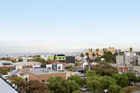 Modern Apartment In The Heart Of St Kilda - Mackay Tourism 22