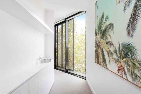 Modern Apartment In The Heart Of St Kilda - Mackay Tourism 1
