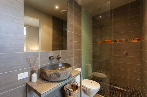 The Love Shack - Romantic Bungalow - Mackay Tourism 6