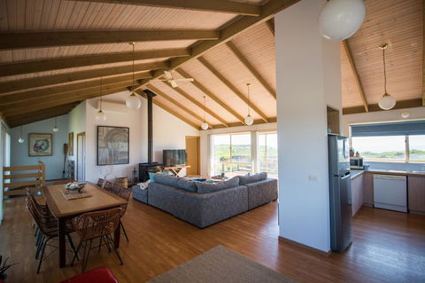 Sunsets On Martyrs Luxury Coastal Beach House Peterborough - Mackay Tourism 3