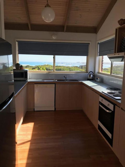 Sunsets On Martyrs Luxury Coastal Beach House Peterborough - Mackay Tourism 9