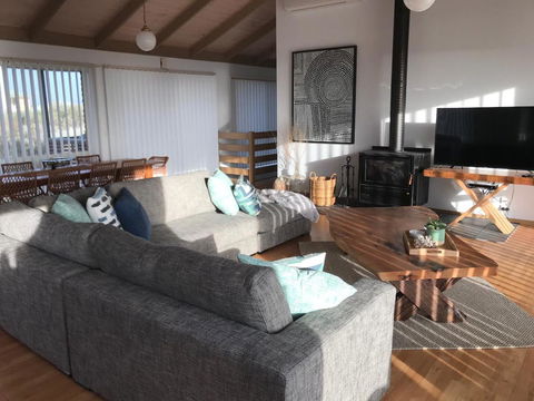 Sunsets On Martyrs Luxury Coastal Beach House Peterborough - Mackay Tourism 10