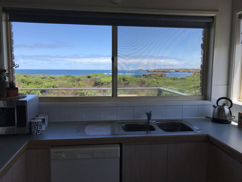 Sunsets On Martyrs Luxury Coastal Beach House Peterborough - Mackay Tourism 7
