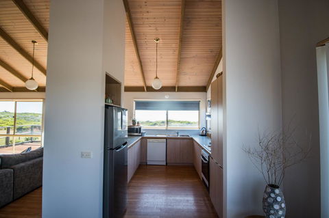 Sunsets On Martyrs Luxury Coastal Beach House Peterborough - Mackay Tourism 4
