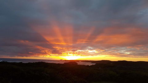 Sunsets On Martyrs Luxury Coastal Beach House Peterborough - Mackay Tourism 25
