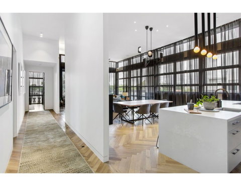 Ultimate Luxury Penthouse From The Block - Mackay Tourism 16