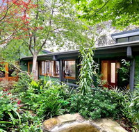 The Black Cockatoo - Secret Garden Mountains Home - Mackay Tourism