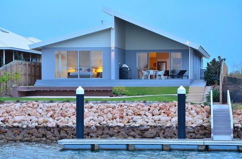 The Carnarvon Luxury Canal Home - Mackay Tourism 0