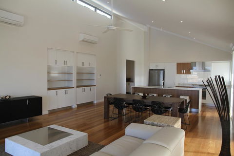 The Carnarvon Luxury Canal Home - Mackay Tourism 3